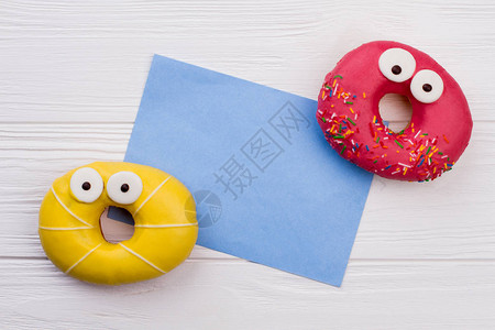 两个有趣的甜圈和空白纸卡粉色和黄色面部表情图片