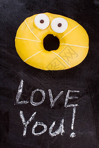 有趣的黄色甜圈和题词我爱你图片