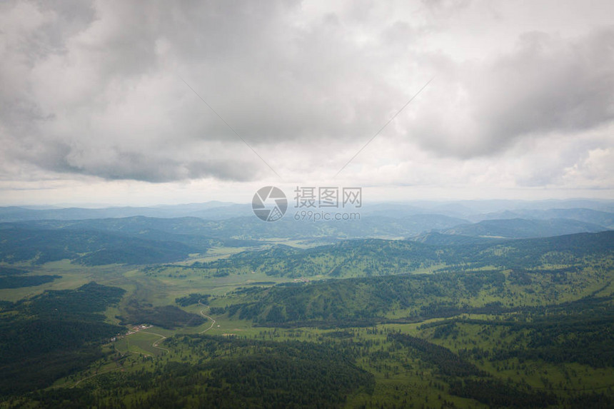 超宽的天际线全景青山覆盖着蓝天背景的森林从一个角度看绿图片
