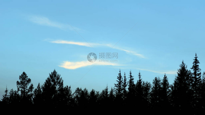 日落时分在蓝天上三度长云流在雅库提亚图片