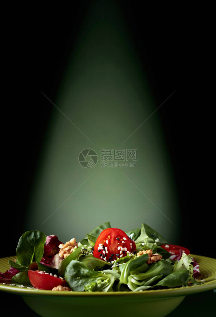 绿色沙拉配樱桃番茄核桃和植物油图片