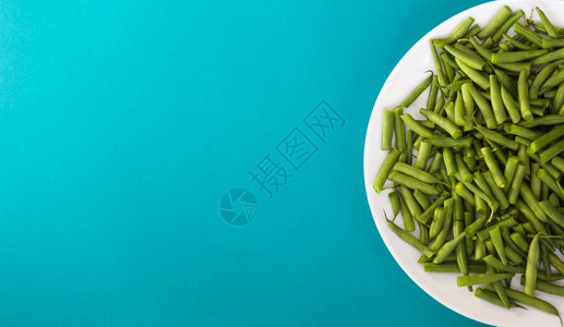 在白板上的芦笋豆一种豆科植物煮熟的豆子蓝色背景图片