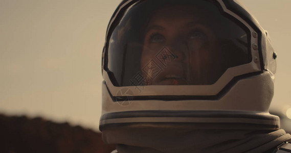 火星四溅素材宇航员打开头盔和微背景