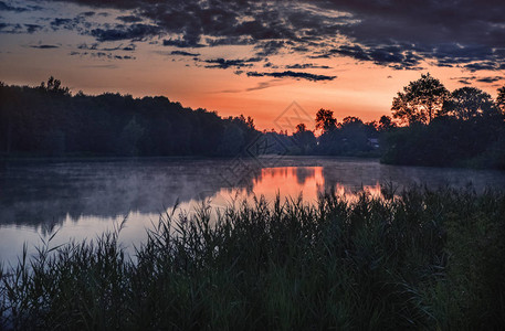 湖边的红日落美丽的图片
