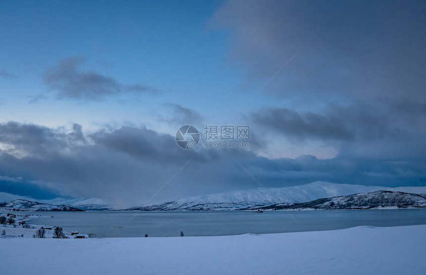 挪威北部特罗姆瑟地区的湖泊和山脉冬季景观全景图片
