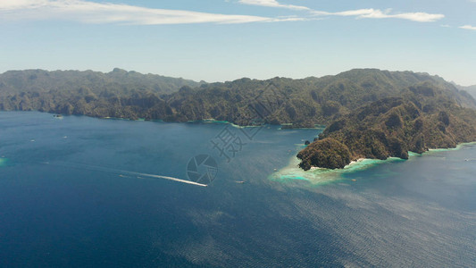 空中无人驾驶泻湖和海湾与岩石之间的蓝色水图片