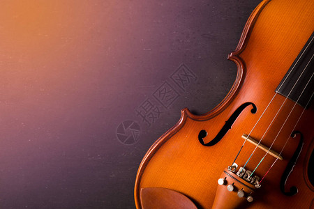 黑色背景上的小提琴复古图片
