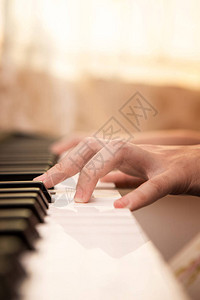 女人手弹钢琴图片