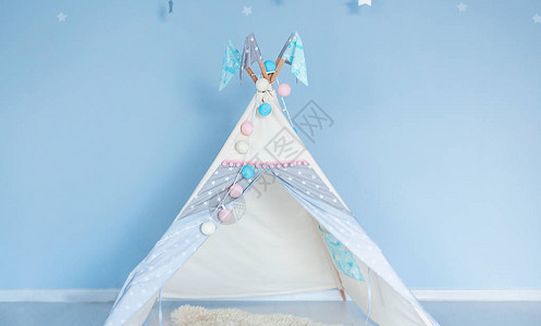 蓝墙背景下儿童房间玩具帐篷照片在图片