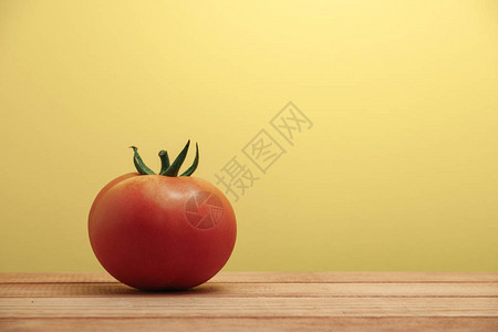 红木桌上新鲜的番茄美图片