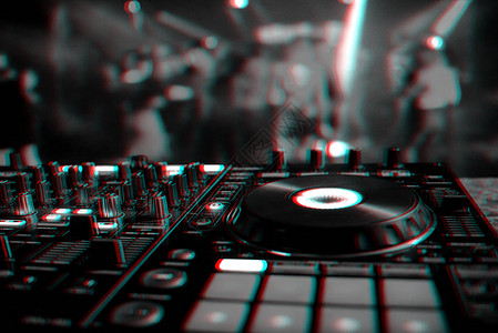 毛刺效应在夜总会混合电子音乐的专业DJ控制员背景