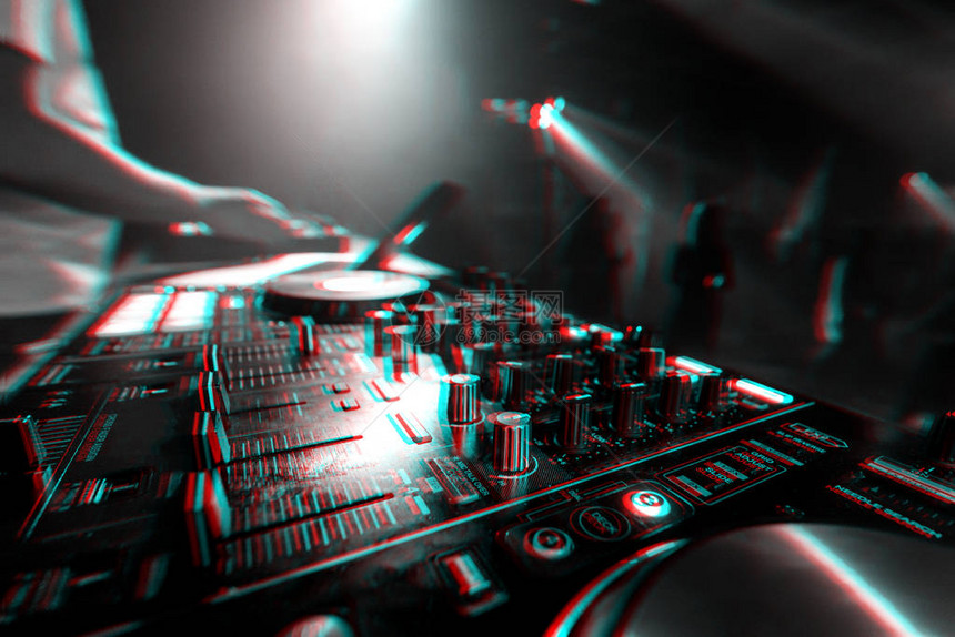 一个派对夜总会电子音乐专业混合的DJ音乐搅拌器控制器董事会图片