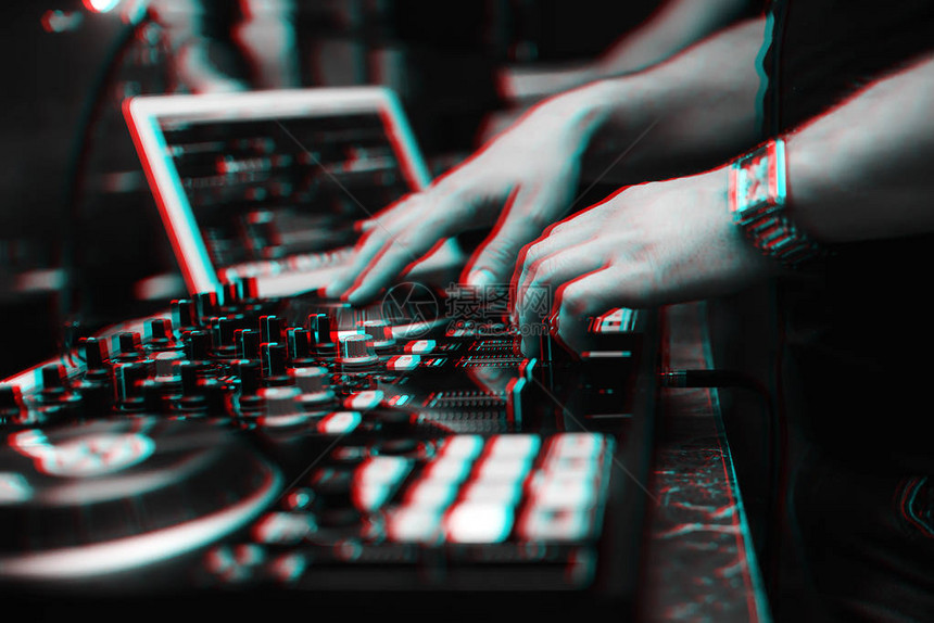 DJ在一个摊位上在派对的一家夜总会里玩混音器黑白相片图片
