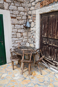 有古董设计的餐厅旅游镇一家老咖啡馆的桌椅和木椅石墙附图片