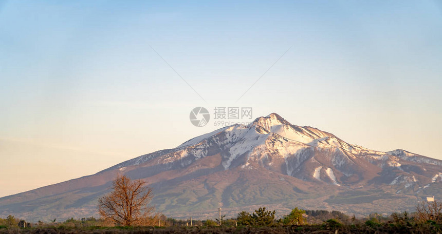 日落时的岩井山IwakiMountIwaki是位于日本东北青森省西部Aomori县的一个stratovolcano图片
