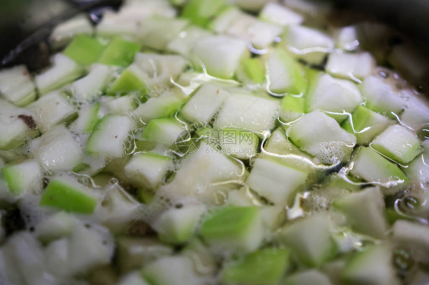 烹饪时用蔬菜汤煮菜绿色蔬菜的图片
