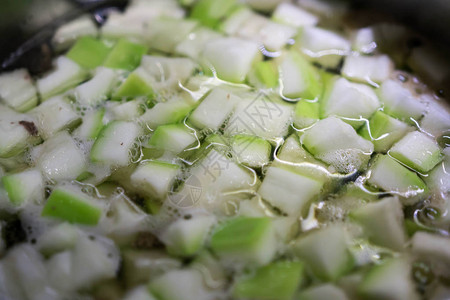 烹饪时用蔬菜汤煮菜绿色蔬菜的图片