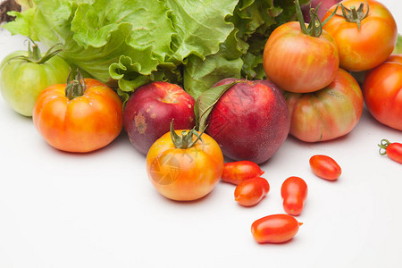 一套红色西红柿樱桃西红柿绿色西红柿和水果图片