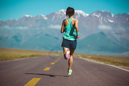 在路上奔跑的健身女子跑步者的后视图图片
