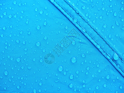 带晨雨滴的蓝色防雨帐篷床单图片