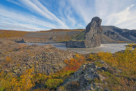 冰岛Hljodaklettar公园瀑布的火山岩图片