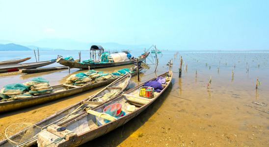 孤零的木制渔船在泻湖上期待出海作为人们在茫大海中期待美图片