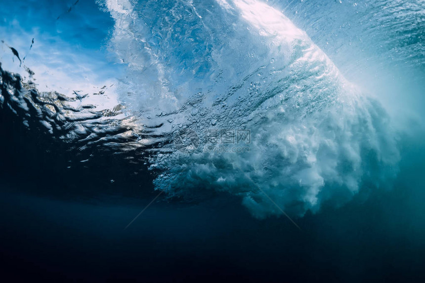 桶波水下气泡和阳光水下的海洋图片