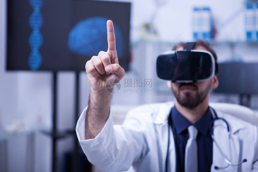 穿着白大褂的男医生戴着虚拟现实耳机医院的男医生使用图片