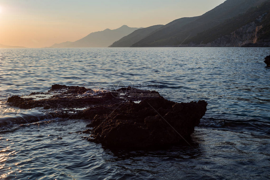 美丽的日落照片与亚得里亚海的岩石图片