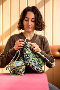 女人用厚的纱布手工衣服编织图片
