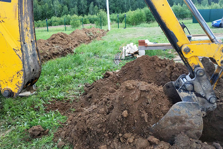 在私人地块里挖土机挖掘了一条战壕背景图片