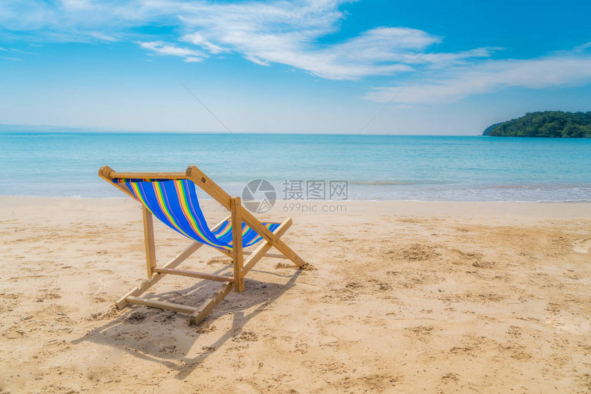 在白色沙滩的一张沙滩椅有蓝天和夏天海背景夏季假期旅行图片