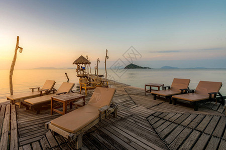 在泰国普吉度假胜地配有休息椅的完美夏季热带天堂图片