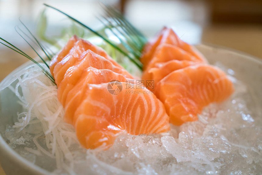 生鲑鱼切片或日本风格的沙西米鲑鱼在碗中的图片