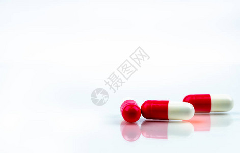孤立在白色背景上的红白色胶囊丸抗生素耐药抗菌胶囊丸药房店符号医药行业保健药背景
