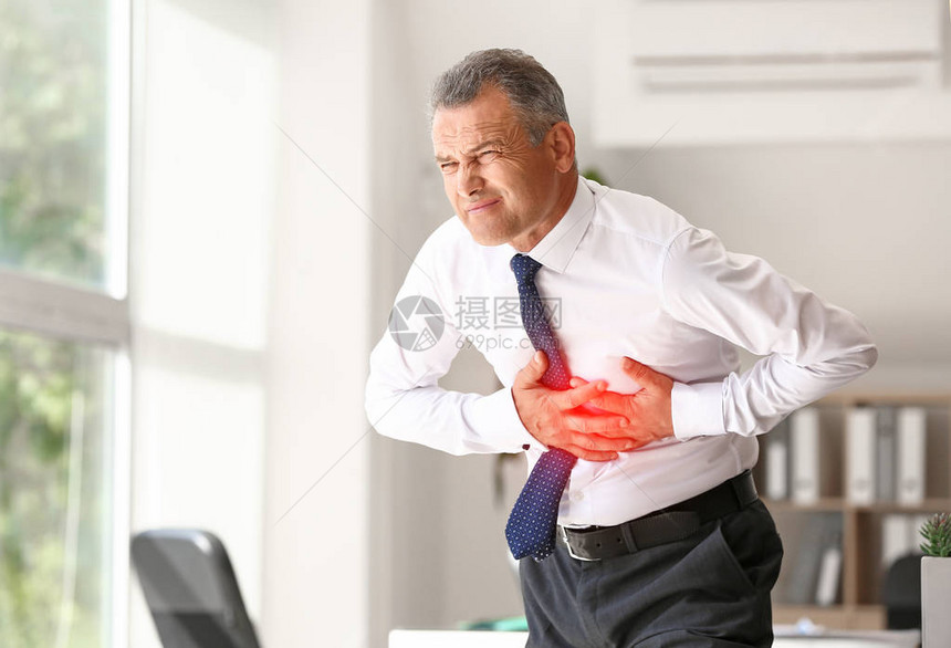 年长男子因办公室心脏病发作图片