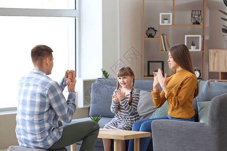 在家使用手语的聋哑家庭图片