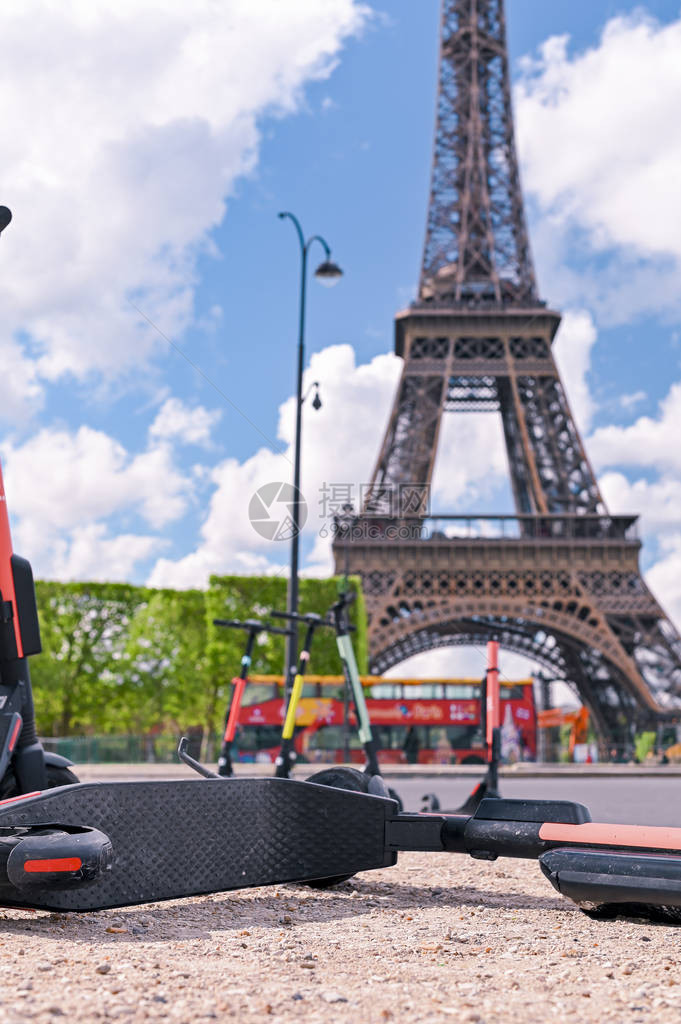 巴黎街上的摩托车图片