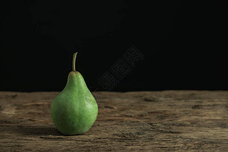 旧橡木桌上新鲜的绿梨子美图片