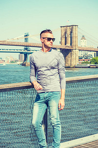 年轻英俊的美国男子在纽约市旅行图片