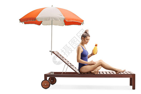 一名年轻女用白底孤立的雨伞在阳光下晒太阳和刺痛图片