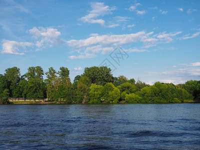 夏月风景绿树在宽阔河流的岸边蓝图片