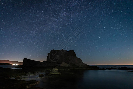 埃斯库洛斯海岸的夜景西班牙阿尔梅里亚卡博德高清图片