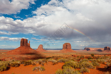 在古迹谷的Butte和Mesa阵营中正在形成一道彩虹碎片就在阳光明图片