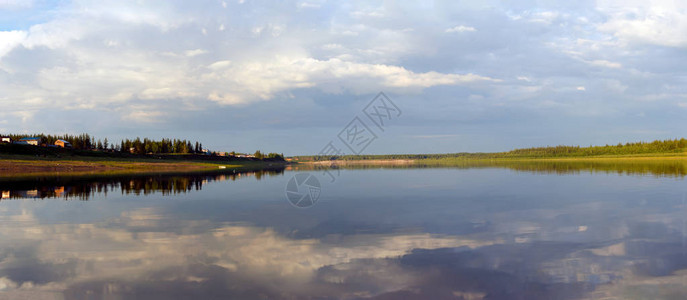 北河的天空和堤岸在雅库提亚Yakutia高清图片
