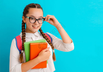 一个戴眼镜的女学生的肖像图片