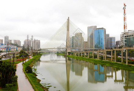 巴西圣保罗皮涅尔斯河的埃斯塔伊达大桥反射高清图片