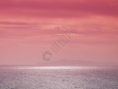 希腊阿提卡海面上美丽的日落图片
