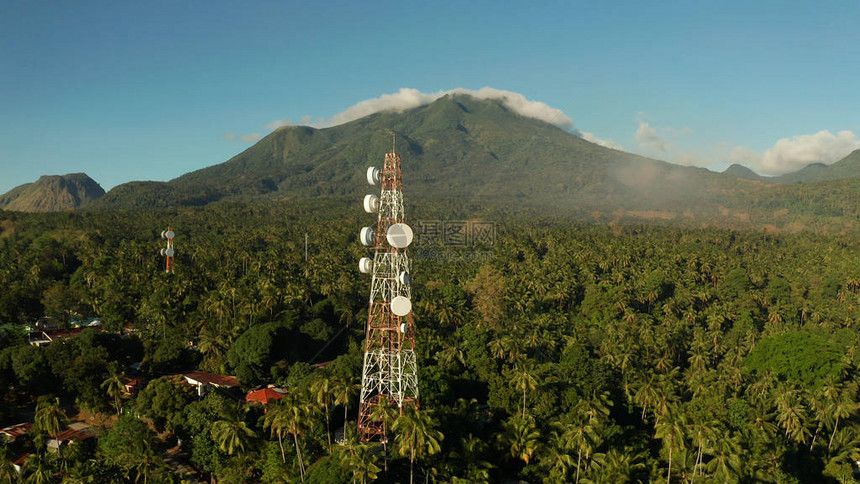电讯塔对山和雨林的通讯天线空中观察金属塔上的中继器菲图片