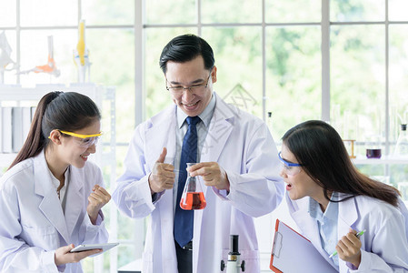 亚洲高级科学家在实验室里教年轻学生科学家图片